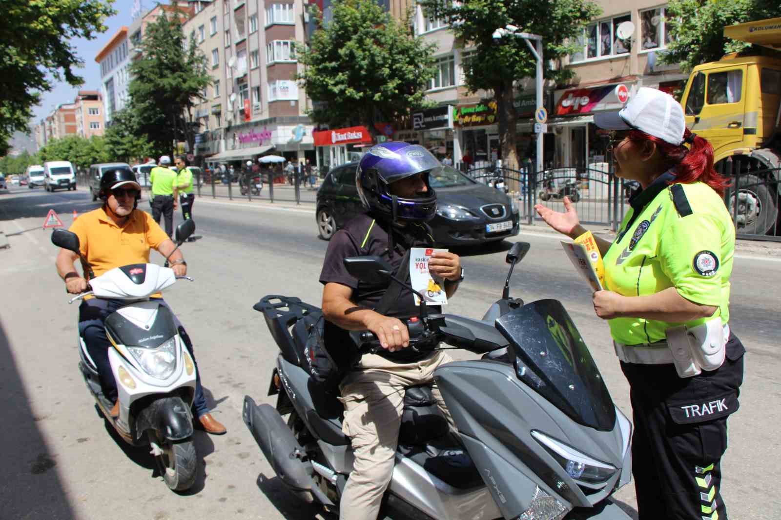 Trafik polisinden denetimde çikolata tadında uyarı: “Senin çikolata parası gider”
