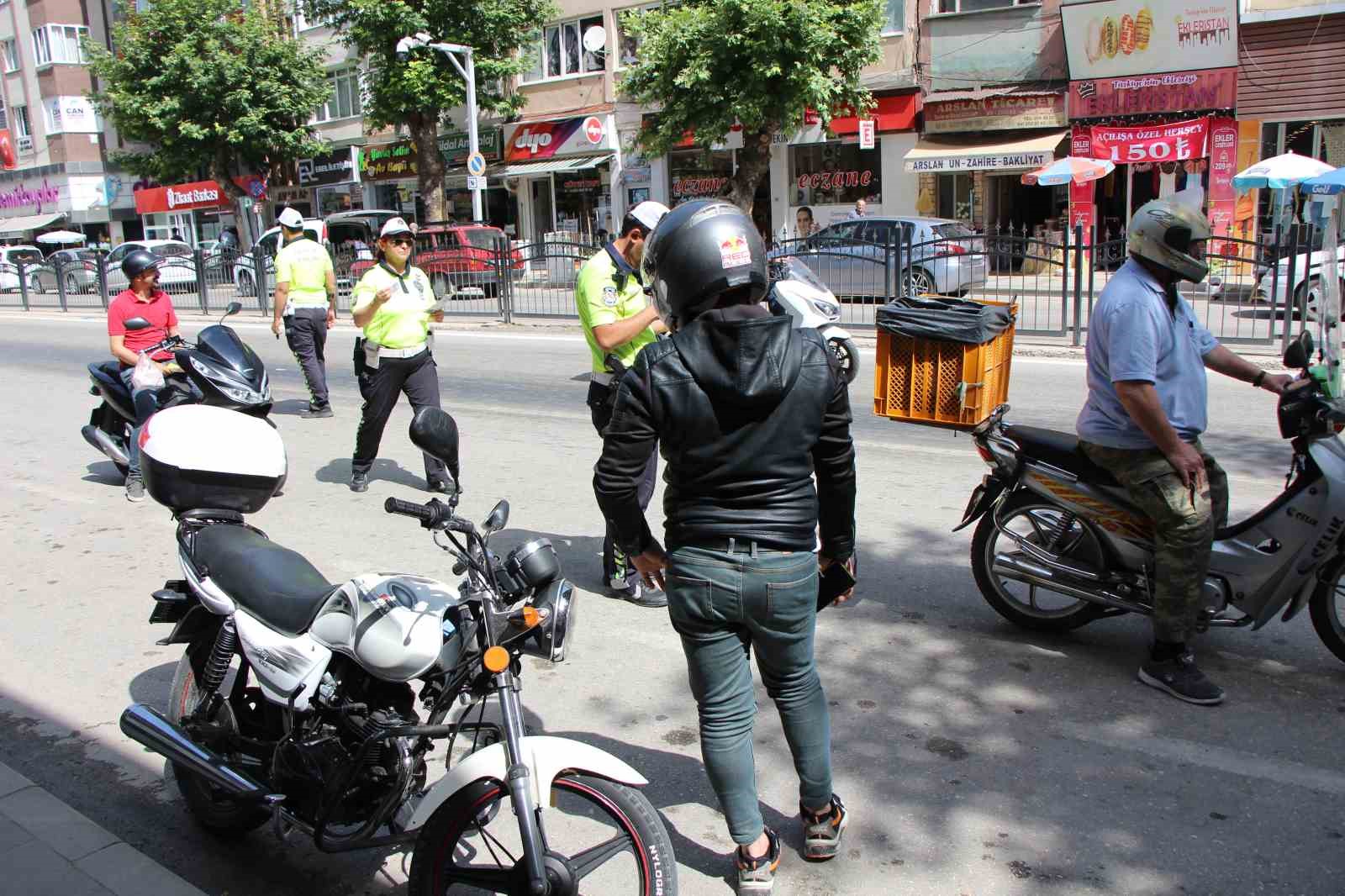 Trafik polisinden denetimde çikolata tadında uyarı: “Senin çikolata parası gider”
