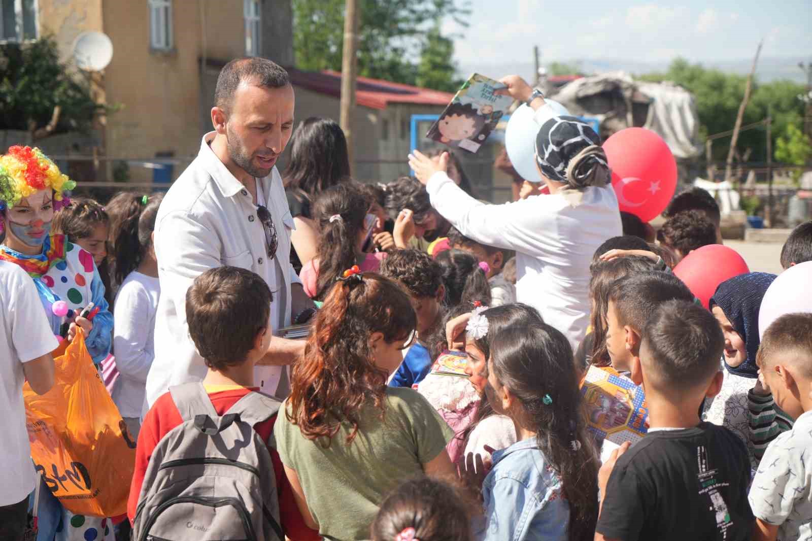 Köy çocukları müzik eşliğinde geleneksel oyunlar oynadı
