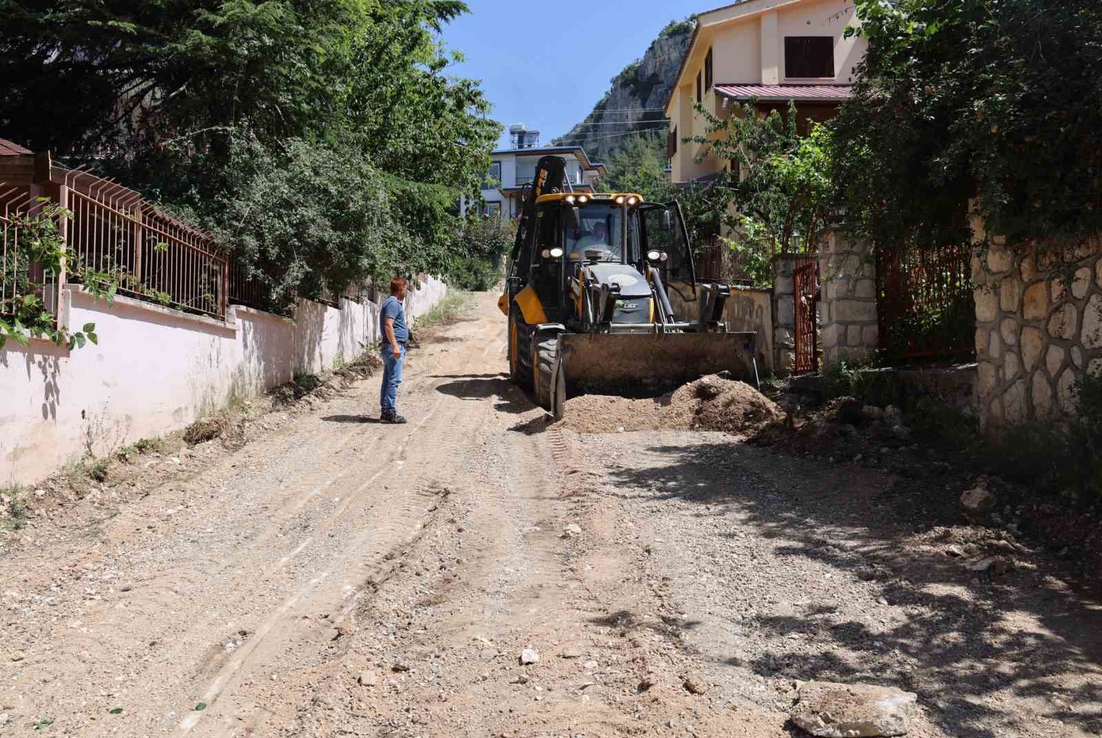 Toroslar’da yayla yolları bakımdan geçiyor
