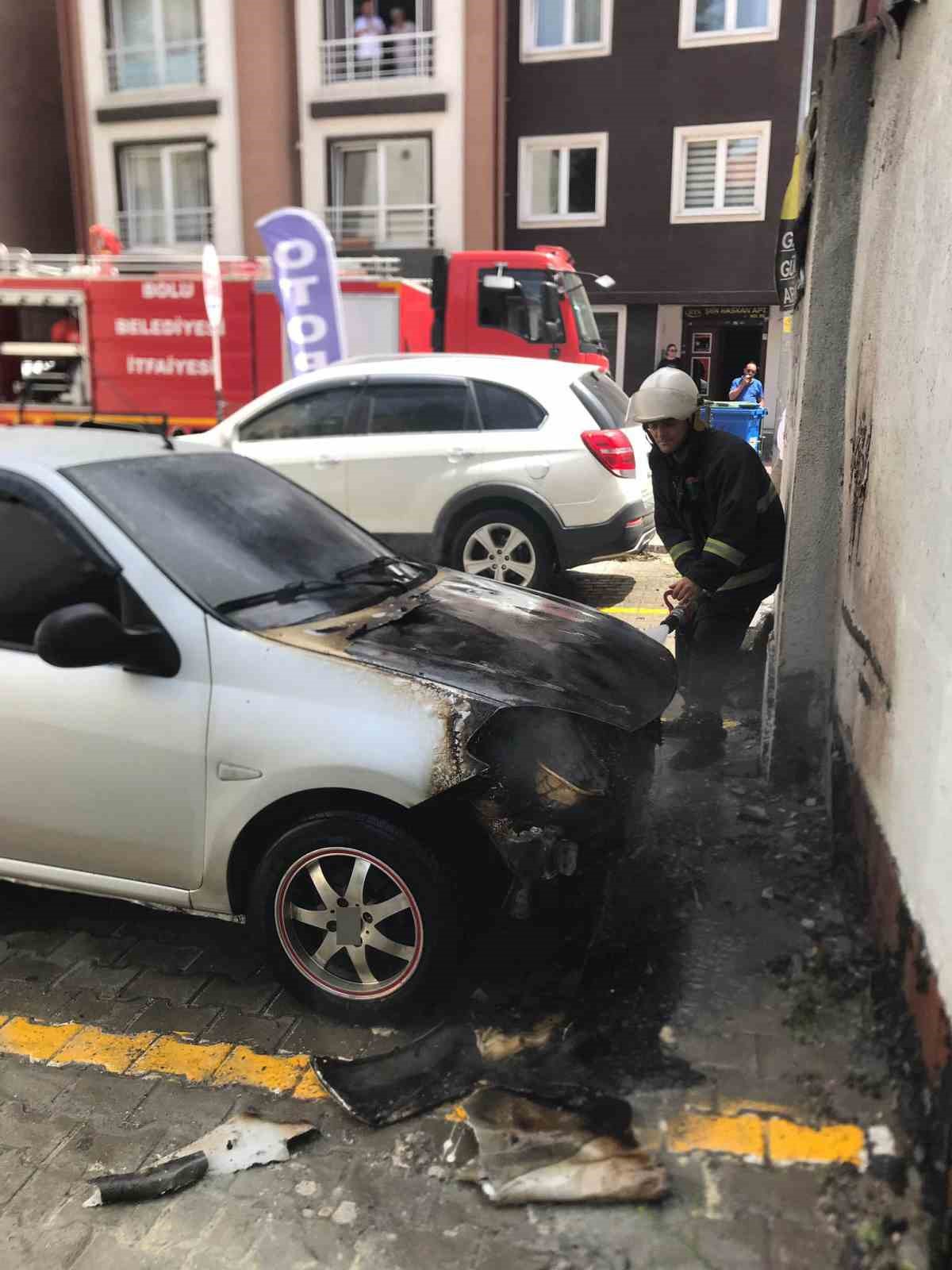 Park halindeki otomobil alev alev yandı
