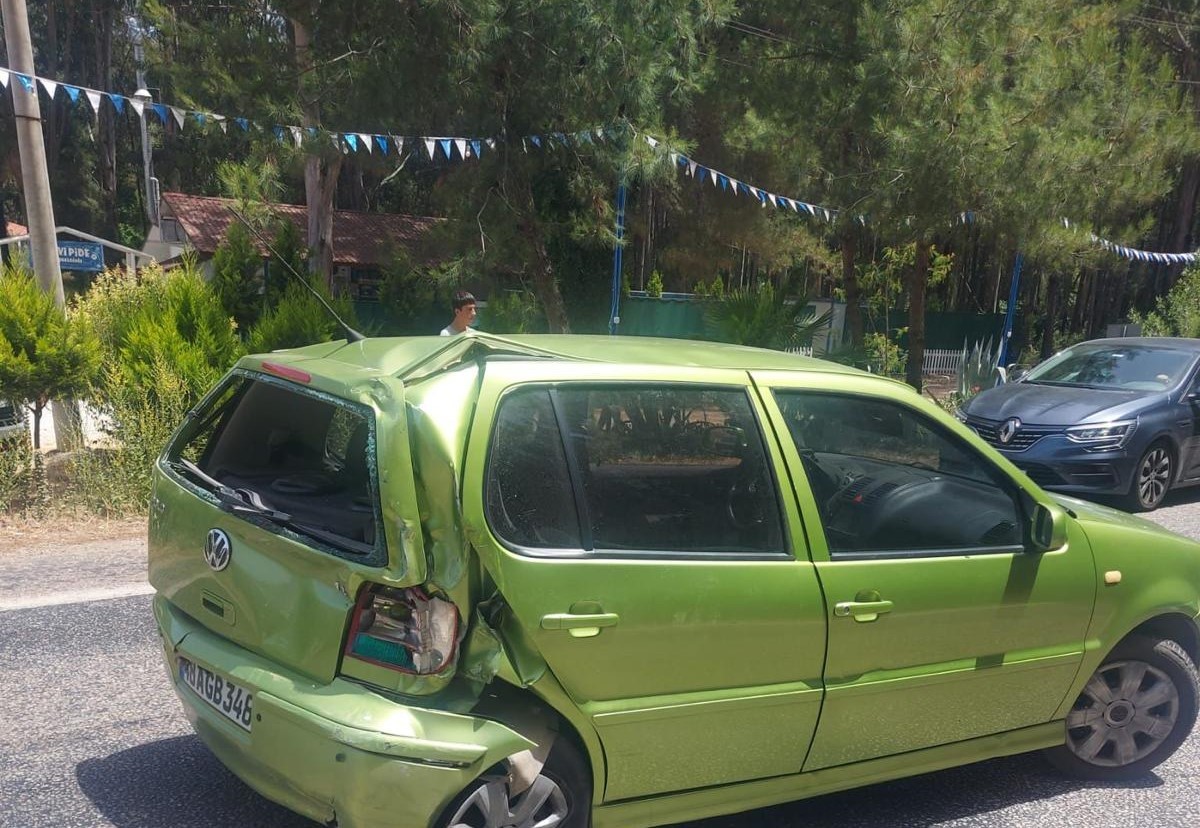 Marmaris’te tır otomobile çarptı: 1 yaralı
