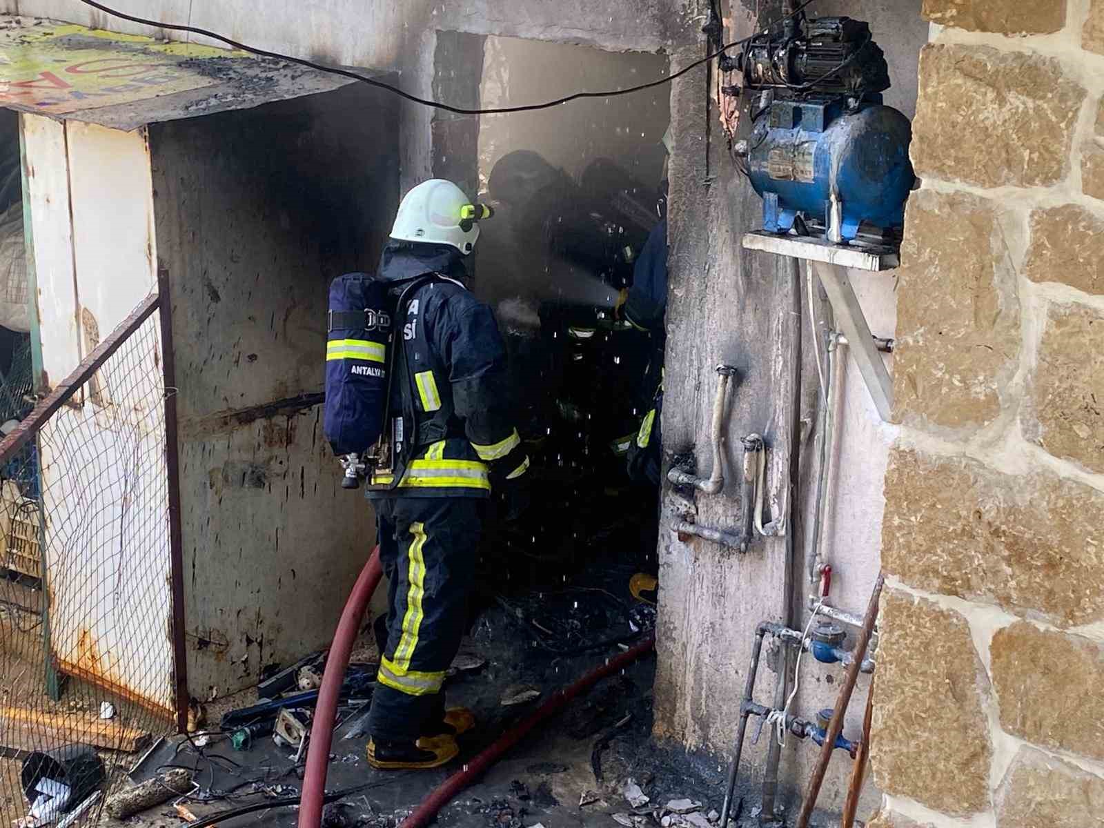 Depoda çıkan yangın eve sıçrar sıçramaz söndürüldü
