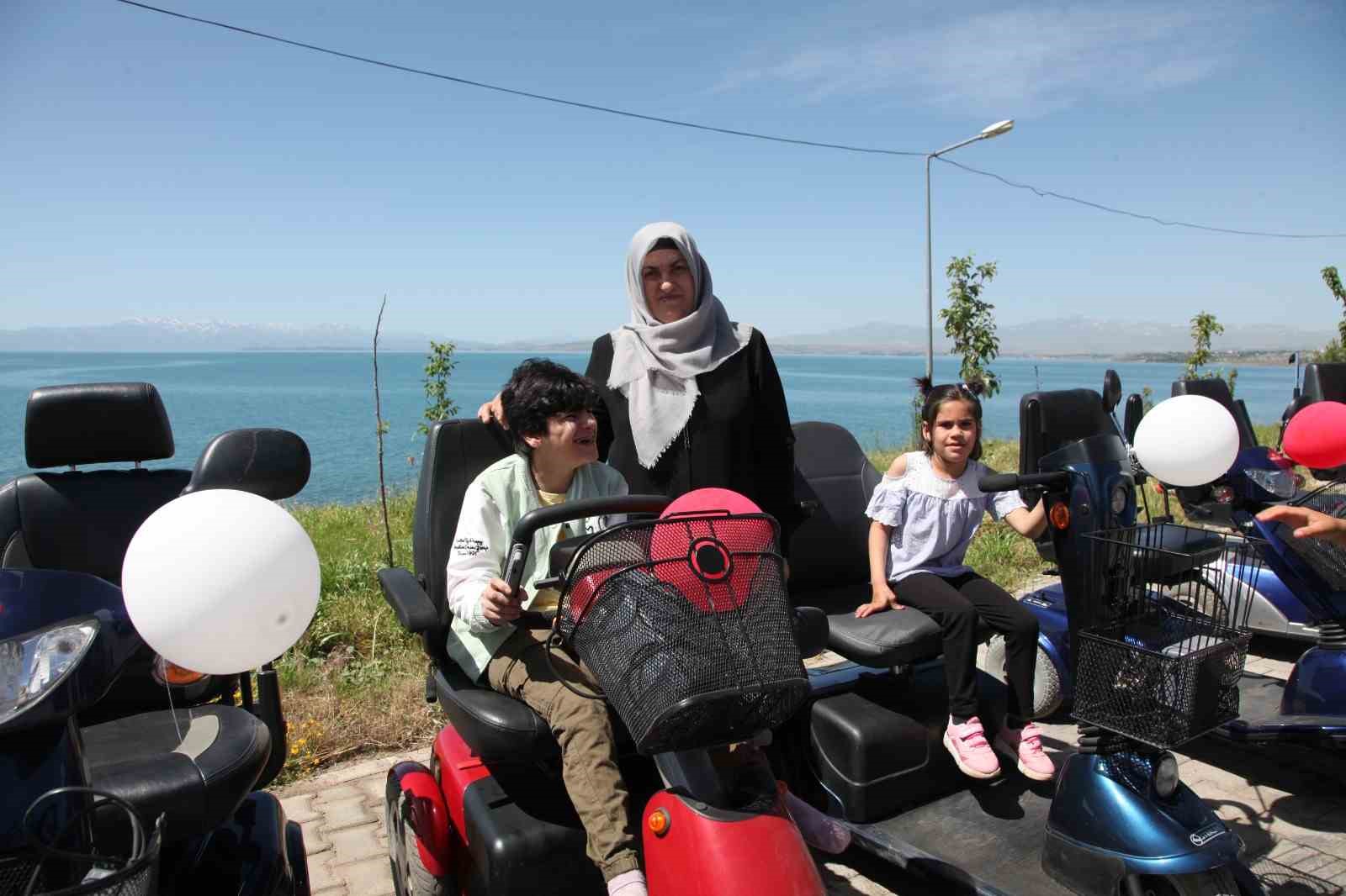 Ahlat’ta bayram öncesi 15 engelliye akülü araç hediye edildi
