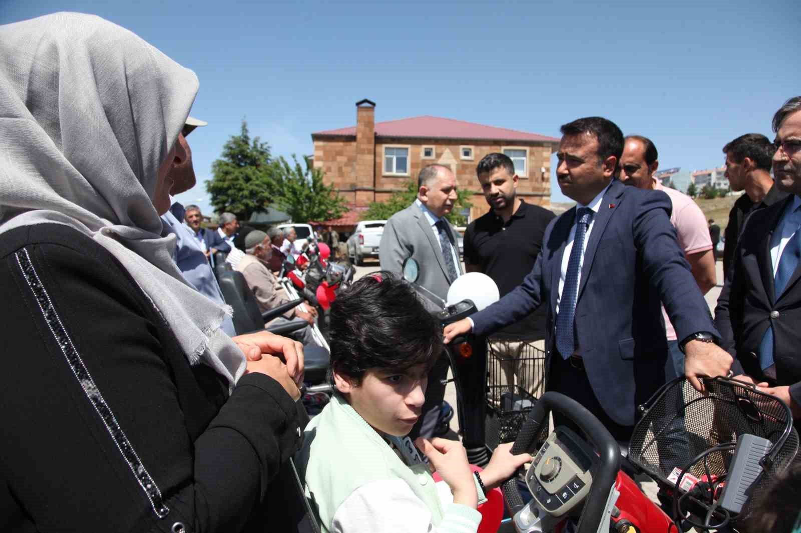 Ahlat’ta bayram öncesi 15 engelliye akülü araç hediye edildi
