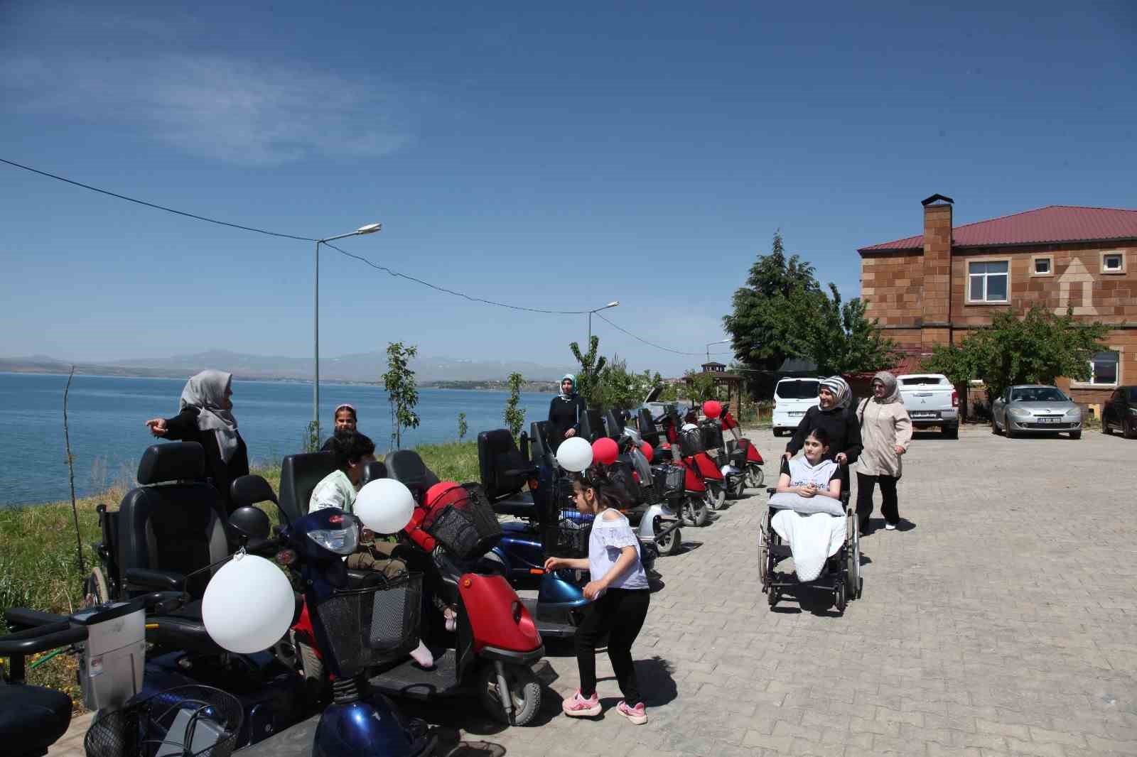 Ahlat’ta bayram öncesi 15 engelliye akülü araç hediye edildi
