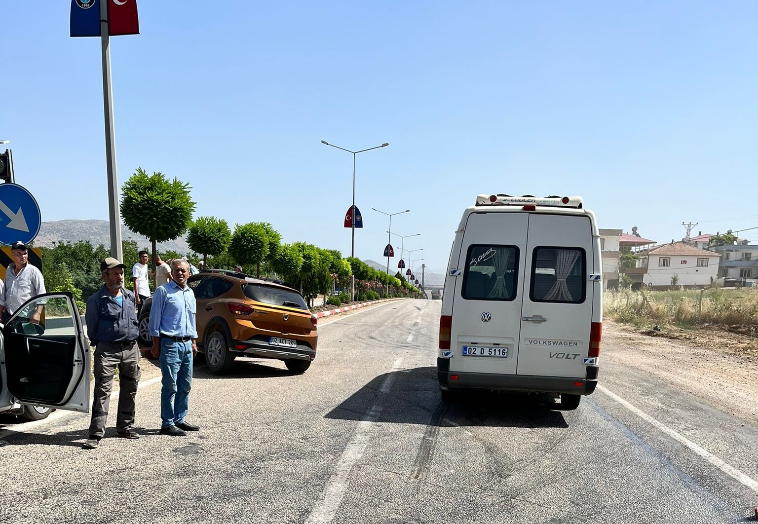 Gölbaşı ilçesinde otomobil ile minibüs çarpıştı: 3 yaralı
