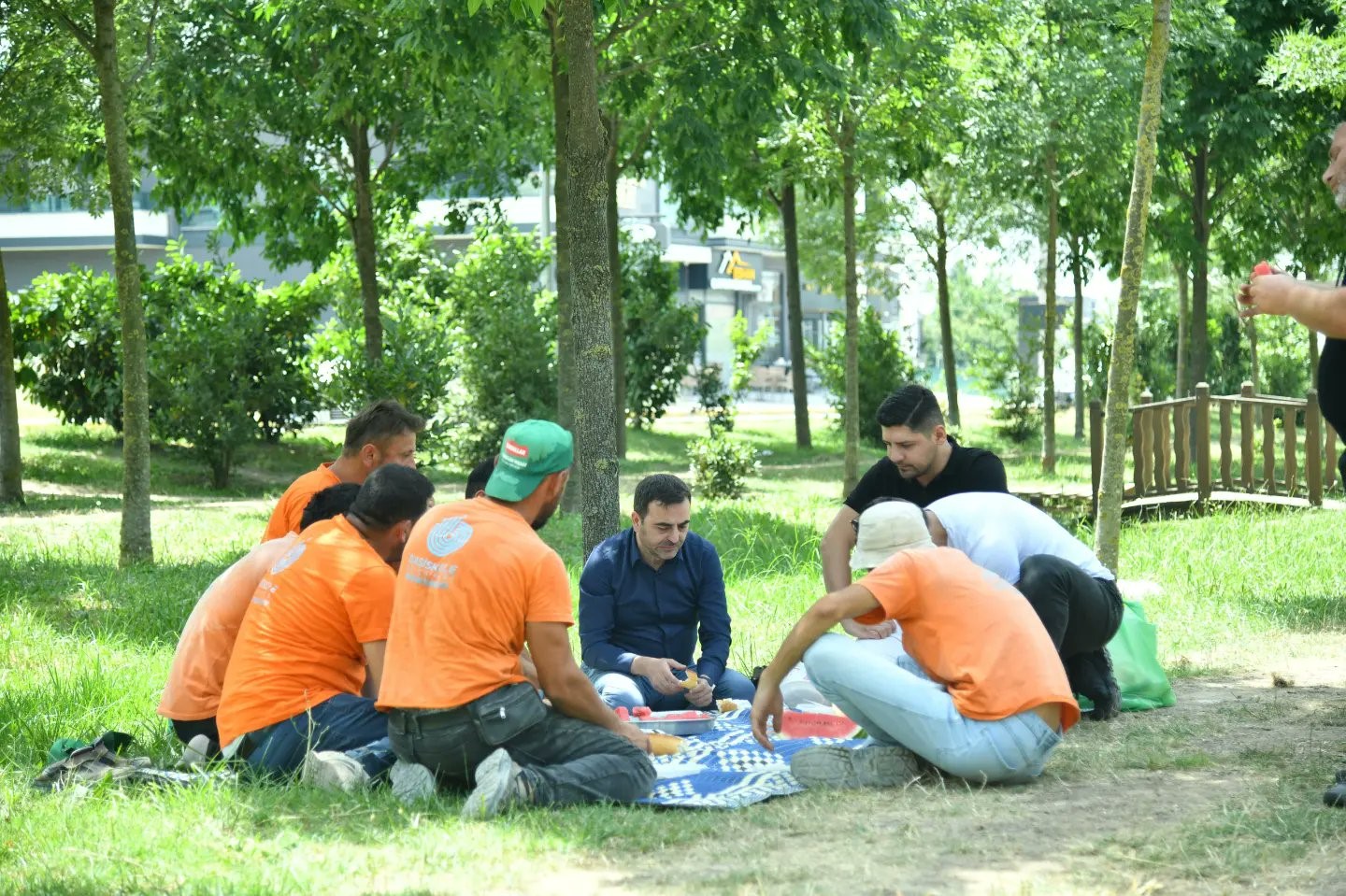 Belediye işçilerine karpuz ikramı
