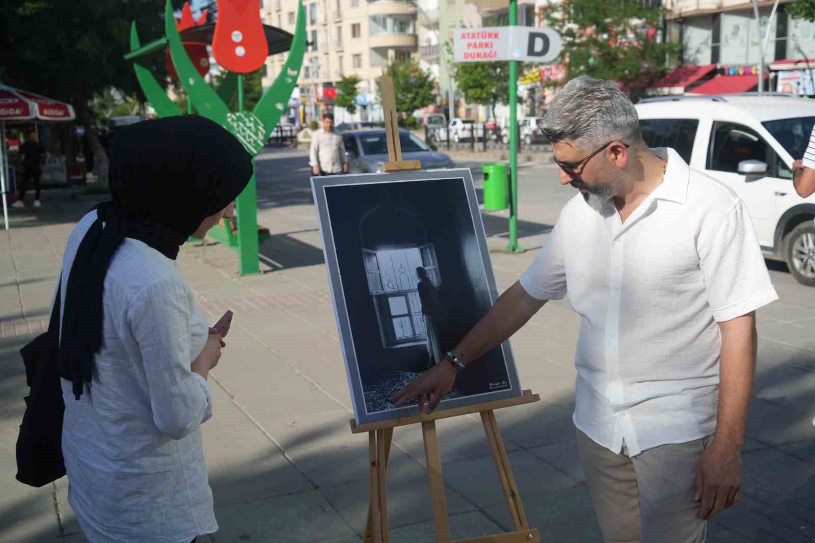 Muşlular keman eşliğinde fotoğraf sergisi ve kitap standını gezdi
