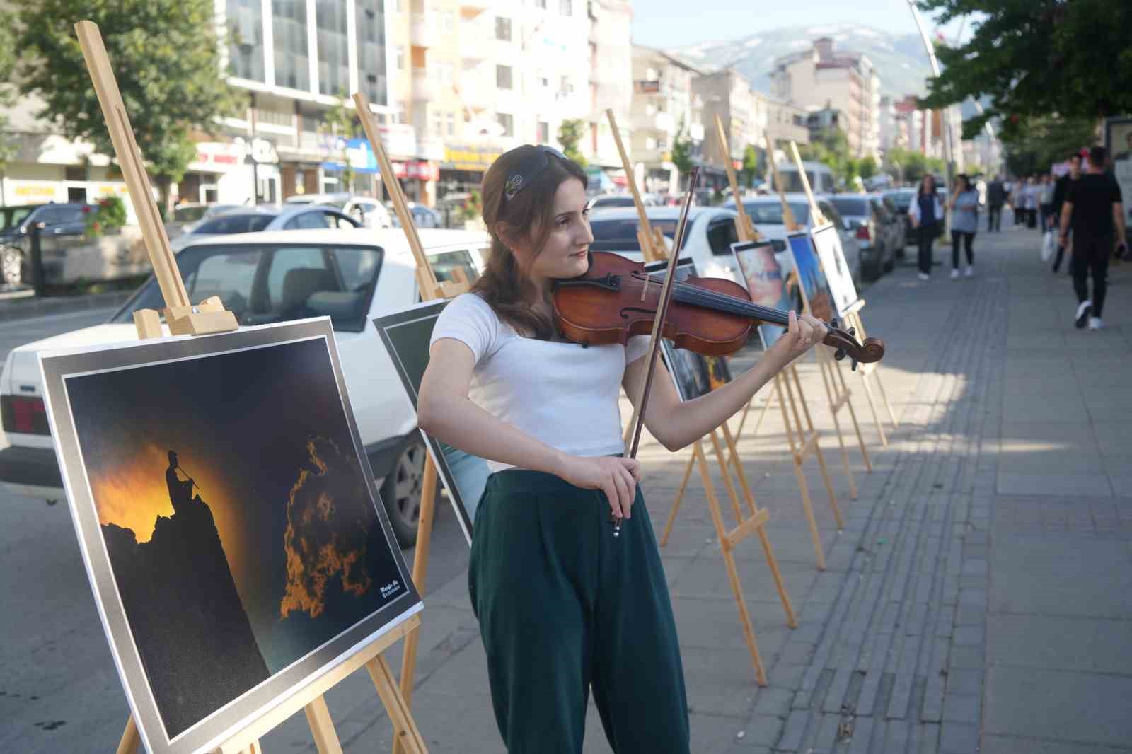 Muşlular keman eşliğinde fotoğraf sergisi ve kitap standını gezdi
