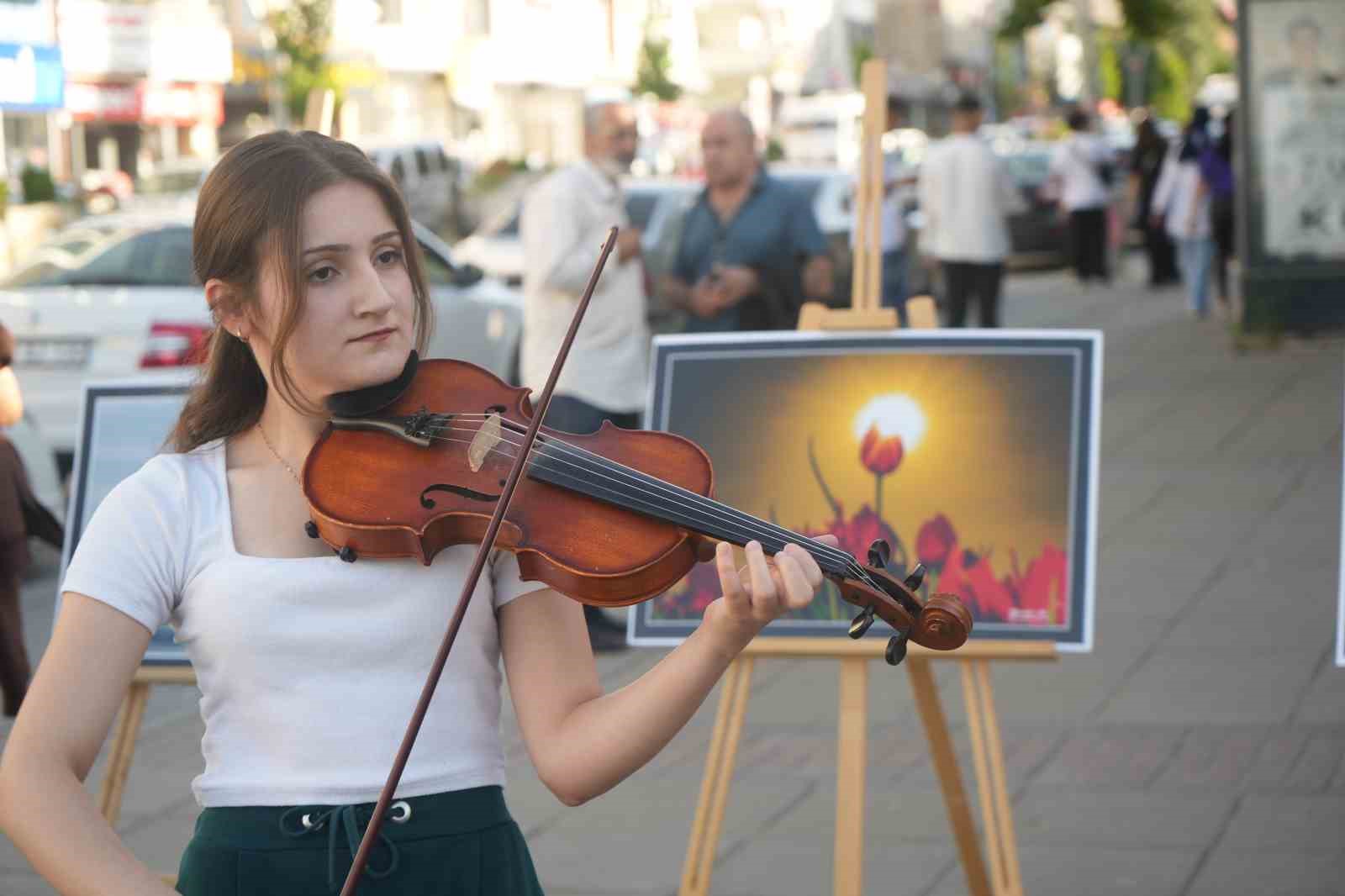 Muşlular keman eşliğinde fotoğraf sergisi ve kitap standını gezdi
