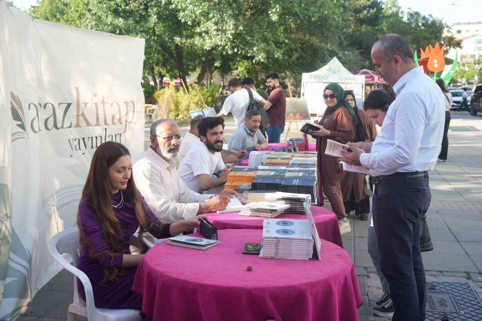 Muşlular keman eşliğinde fotoğraf sergisi ve kitap standını gezdi
