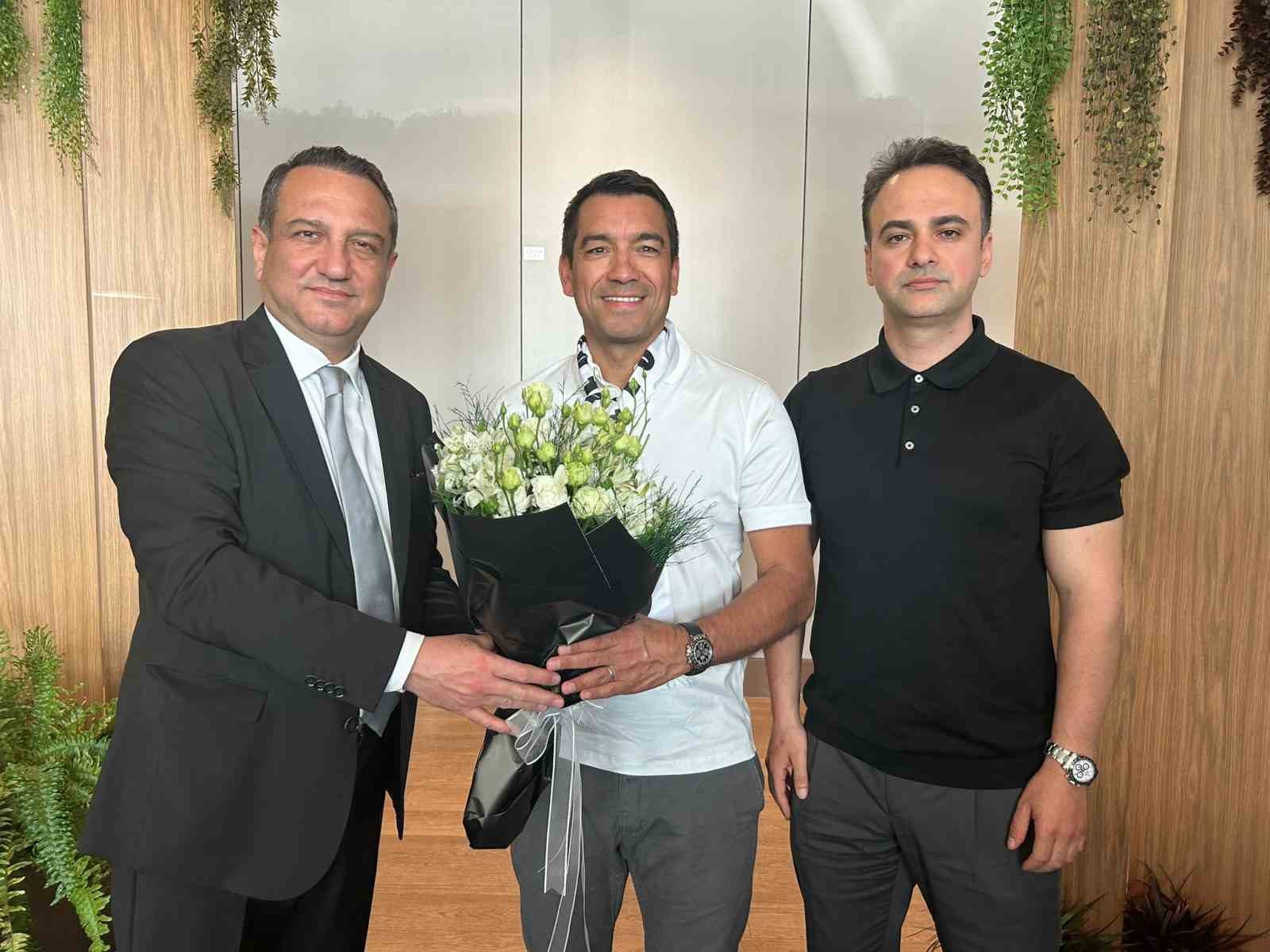 Giovanni van Bronckhorst, İstanbul’a geldi
