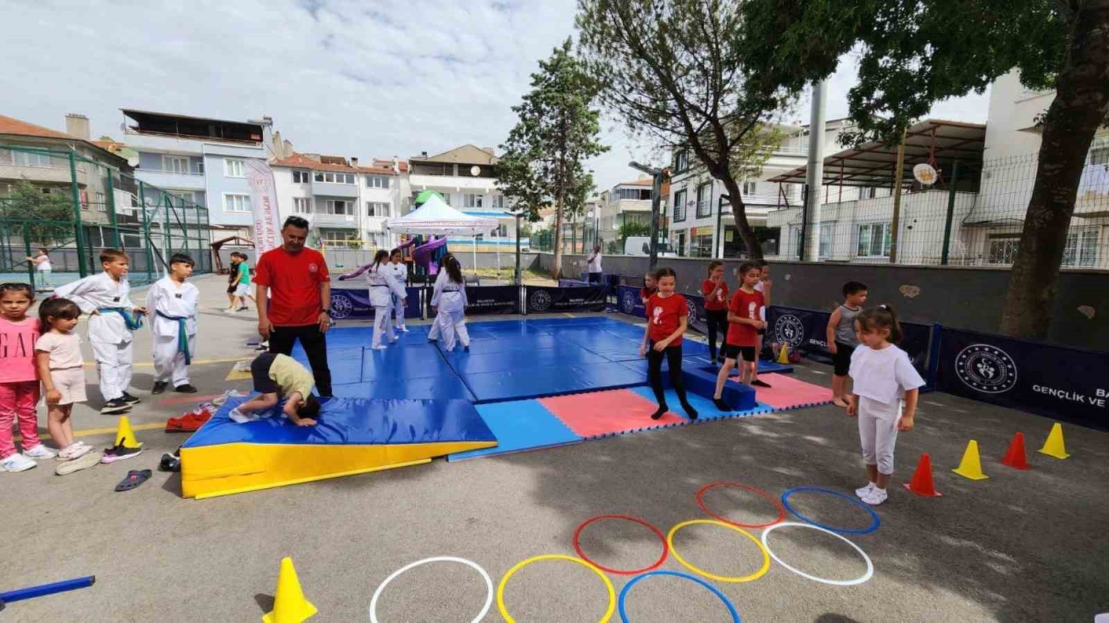 Sakarya İlkokulunda sporcu öğrenciler şov yaptılar
