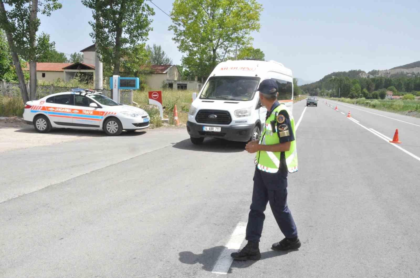 Sivil jandarma yolcu olarak bindiği minibüste şoförü affetmedi
