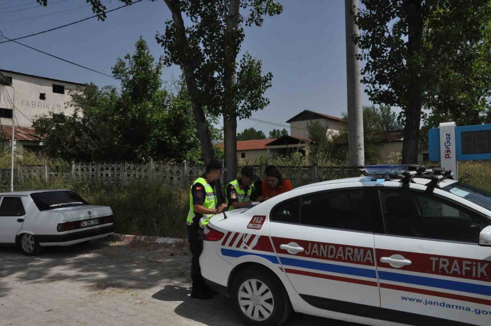 Sivil jandarma yolcu olarak bindiği minibüste şoförü affetmedi
