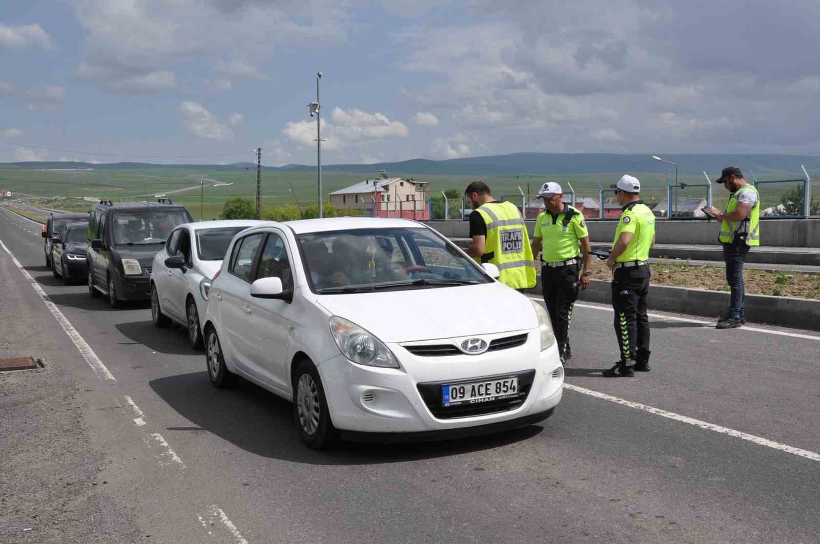 Kars’ta güvenlik ve trafik uygulamaları sürüyor
