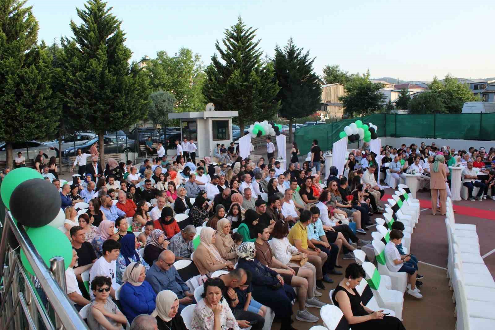 Servetiye Cephesi Proje Anadolu Lisesi ilk mezunlarını gururla uğurladı
