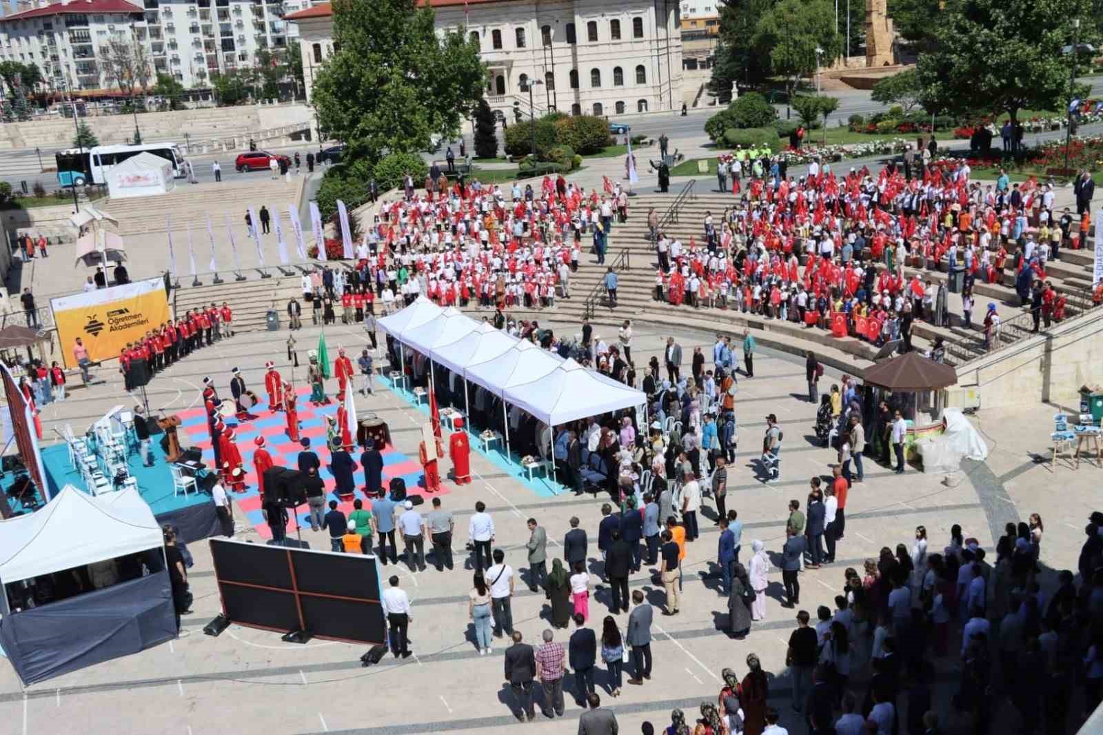 Eğitim şenliği renkli görüntülere sahne oldu
