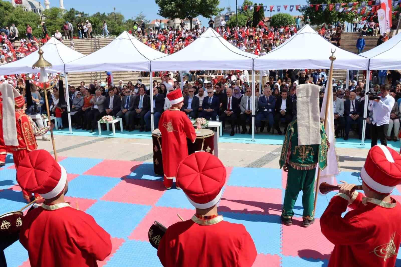 Eğitim şenliği renkli görüntülere sahne oldu
