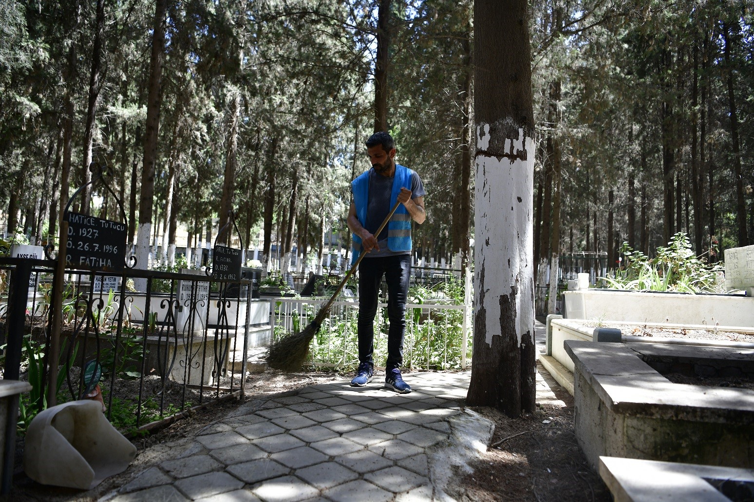 Kuşadası’nda mezarlıklar bayram ziyaretine hazır
