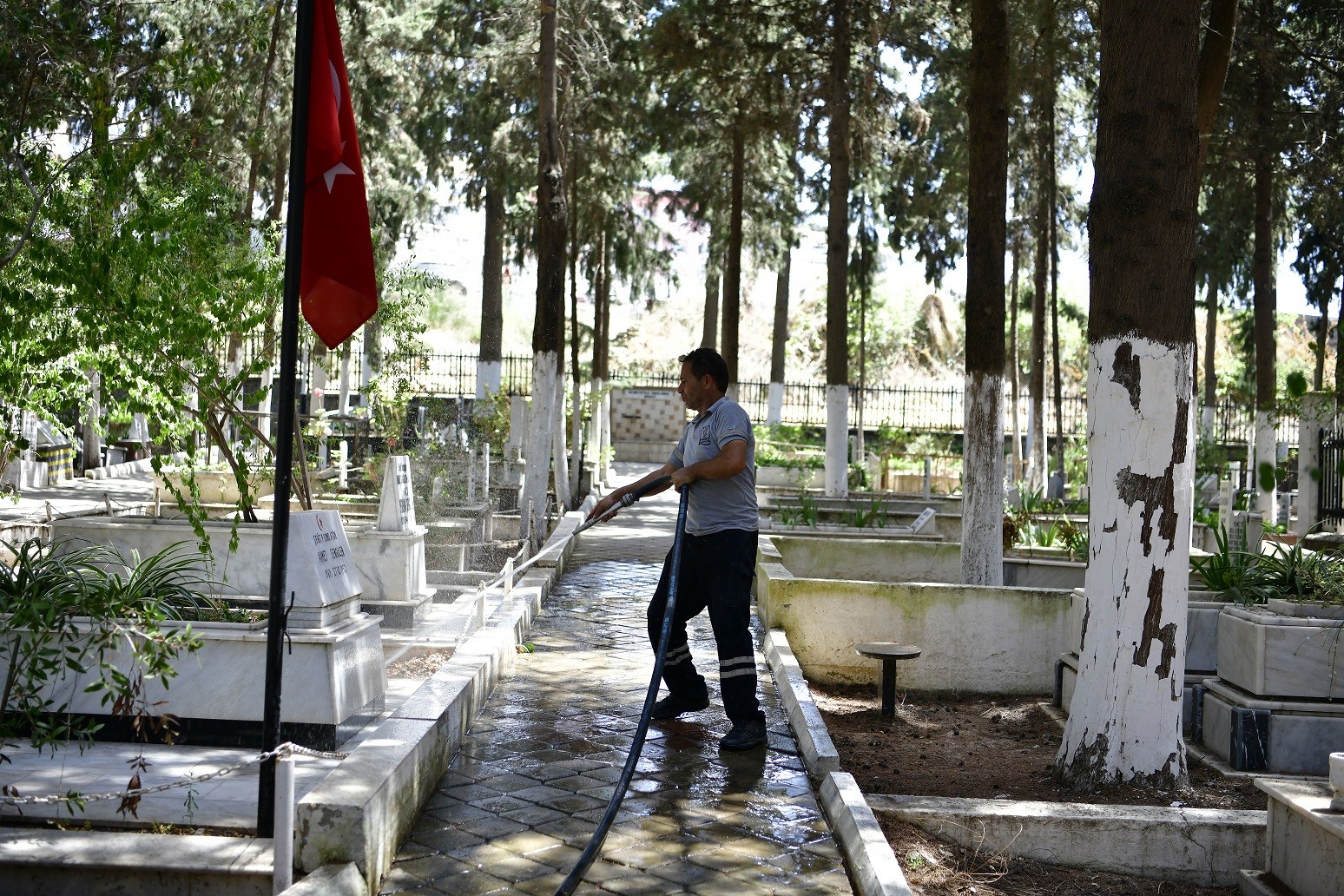 Kuşadası’nda mezarlıklar bayram ziyaretine hazır
