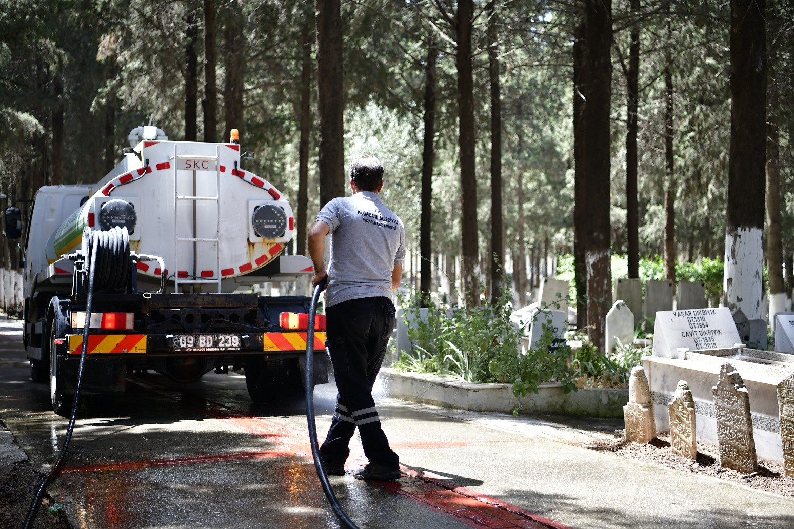 Kuşadası’nda mezarlıklar bayram ziyaretine hazır
