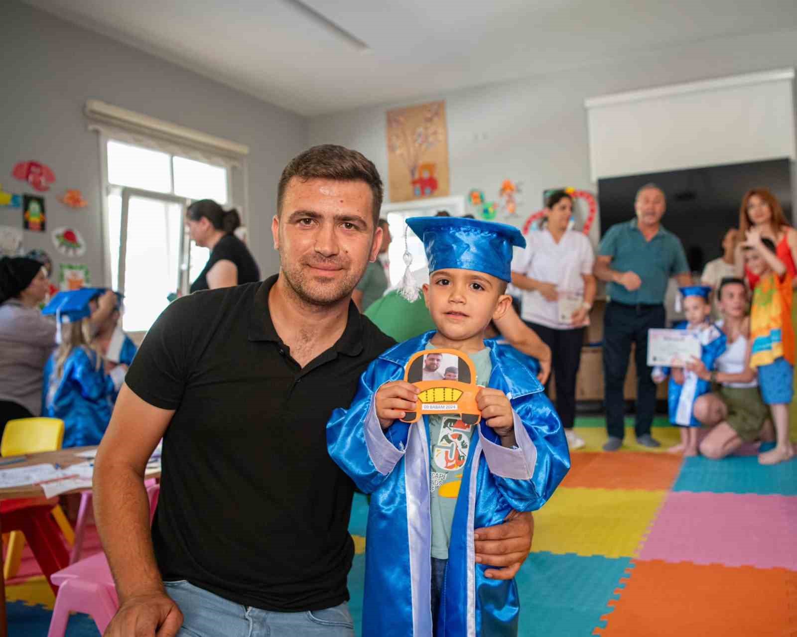 Mezuniyetlerini ve Babalar Günü’nü bir arada kutladılar
