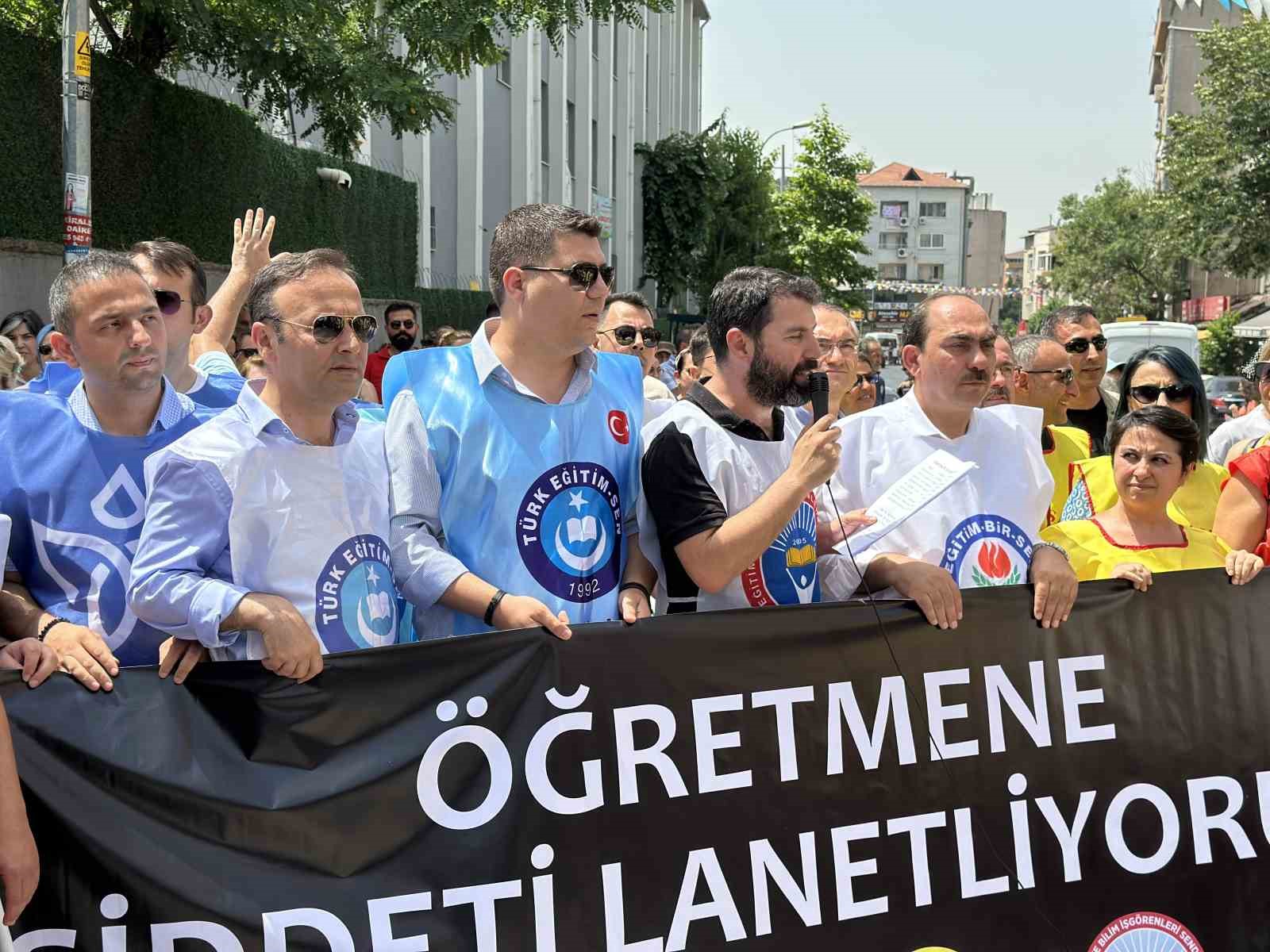 Sendikalar Ümraniye’deki öğretmene saldırıyı protesto etti
