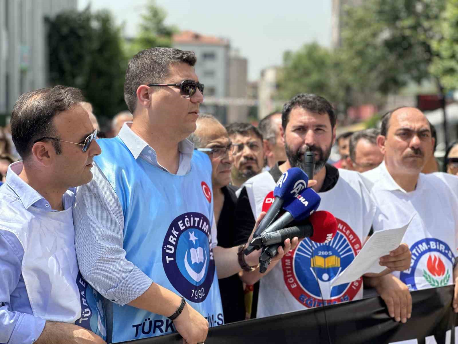 Sendikalar Ümraniye’deki öğretmene saldırıyı protesto etti
