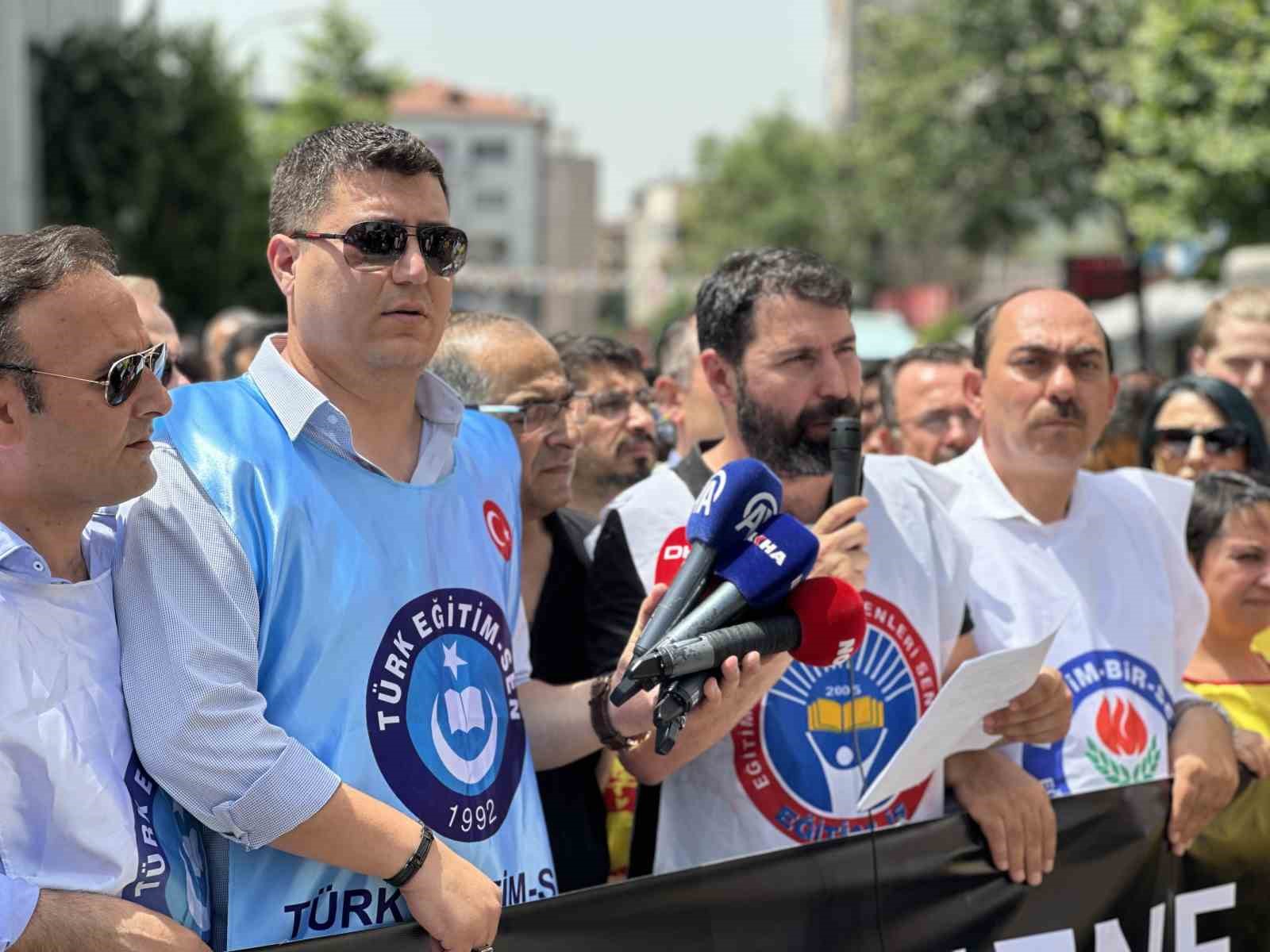 Sendikalar Ümraniye’deki öğretmene saldırıyı protesto etti
