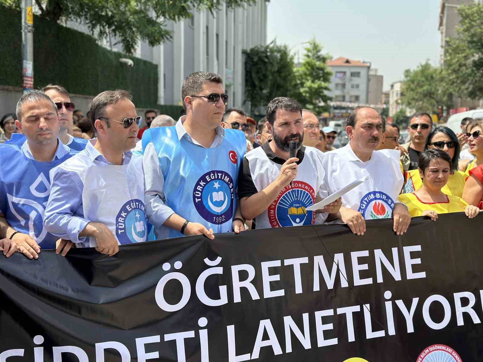 Sendikalar Ümraniye’deki öğretmene saldırıyı protesto etti
