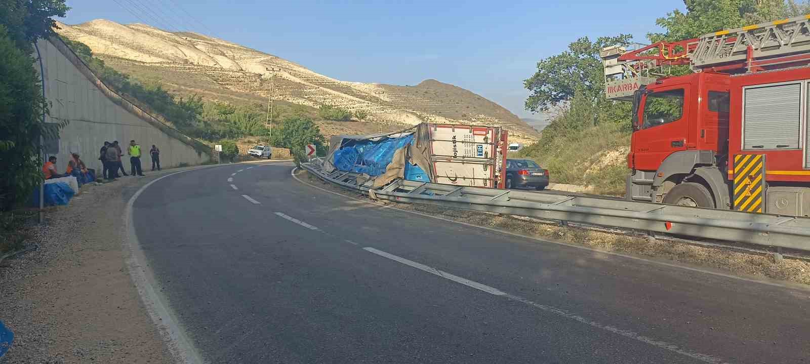 Virajı alamayan tır devrildi, sürücü ağır yaralandı
