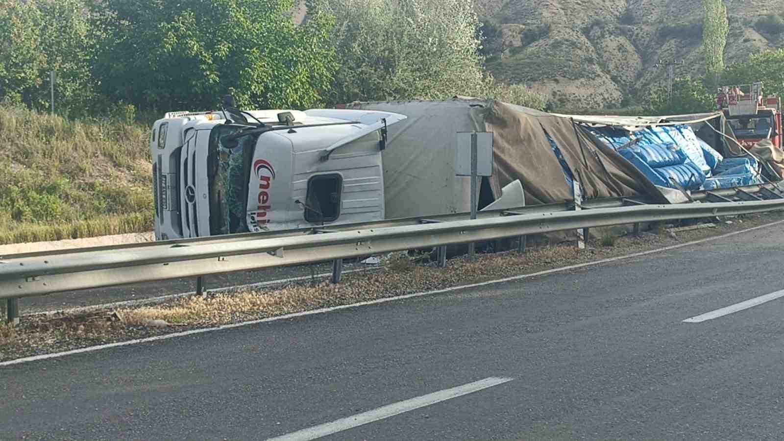 Virajı alamayan tır devrildi, sürücü ağır yaralandı
