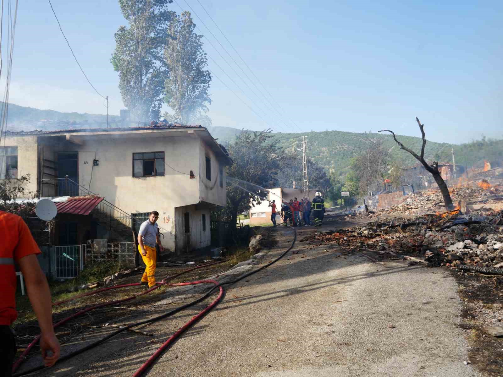 12 evin yandığı köy havadan görüntülendi
