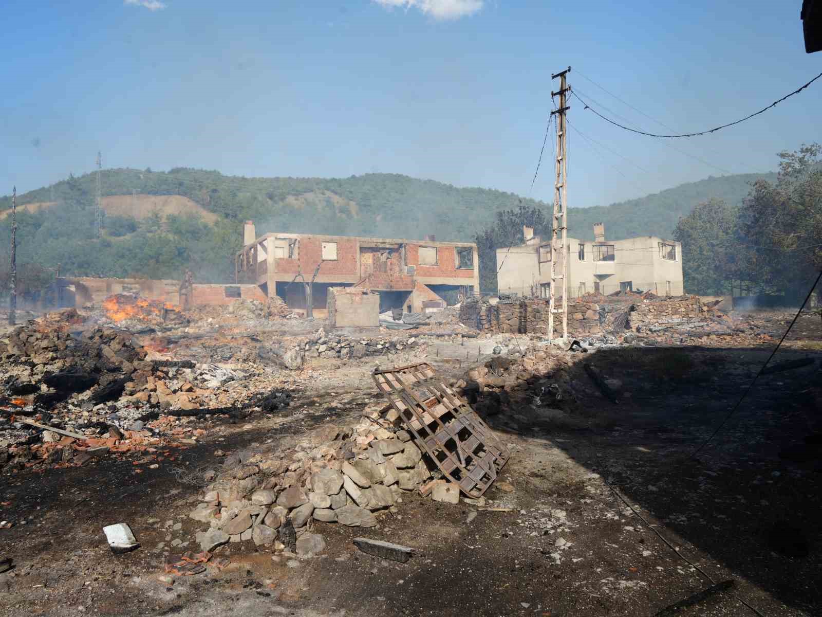 12 evin yandığı köy havadan görüntülendi
