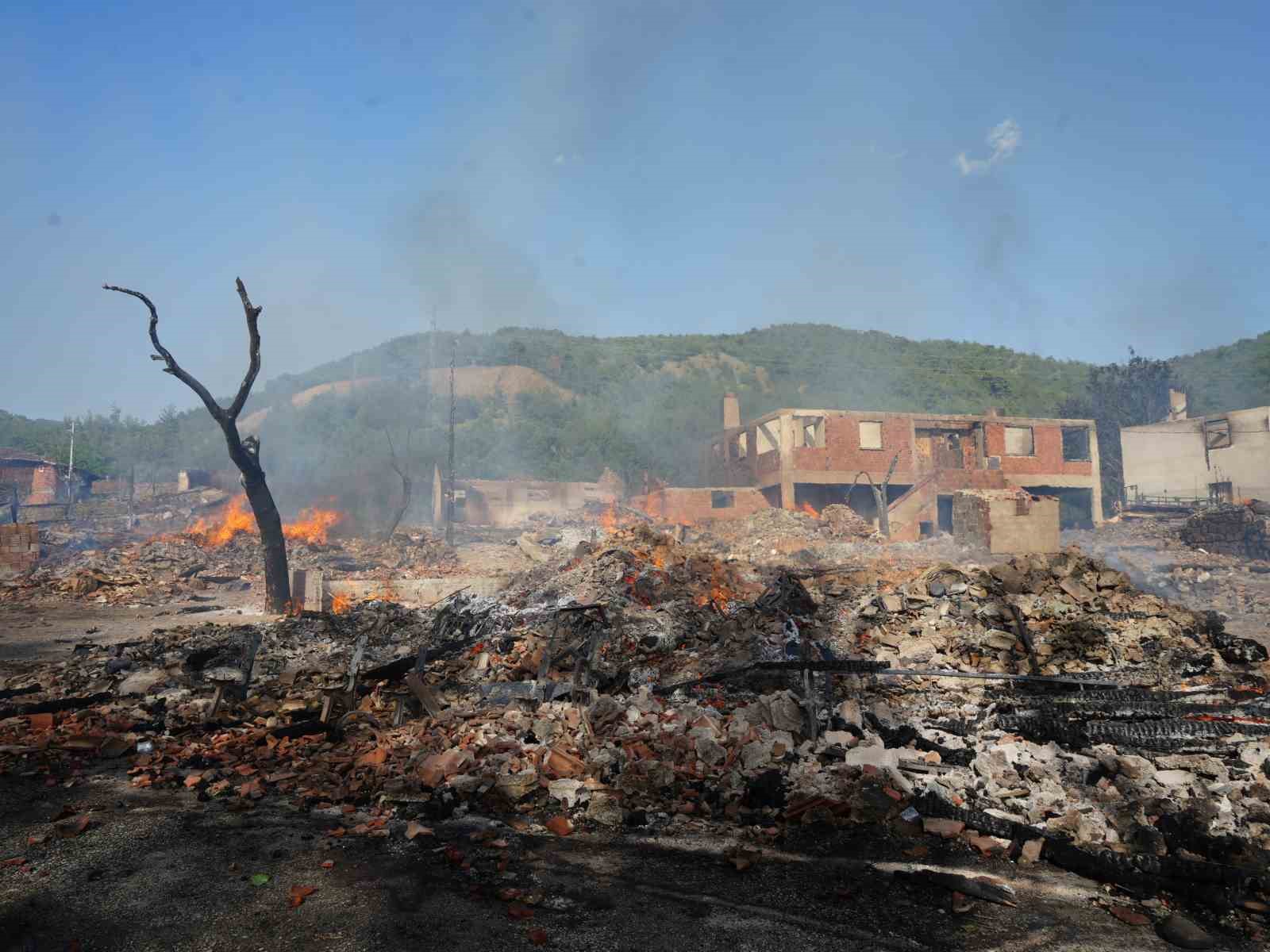 12 evin yandığı köy havadan görüntülendi
