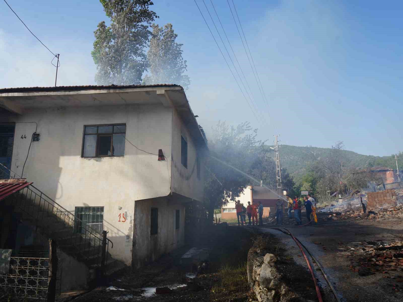 12 evin yandığı köy havadan görüntülendi
