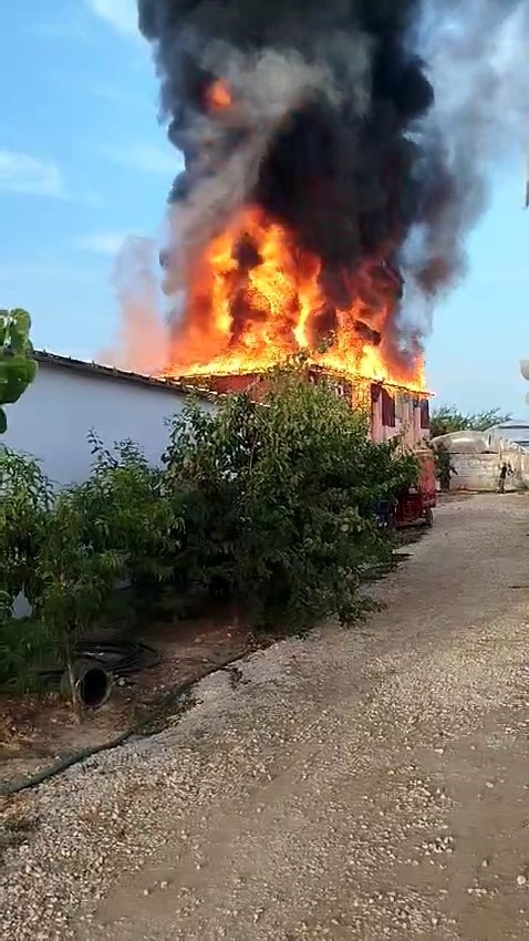 İşçilerin kaldığı ev yangında küle döndü
