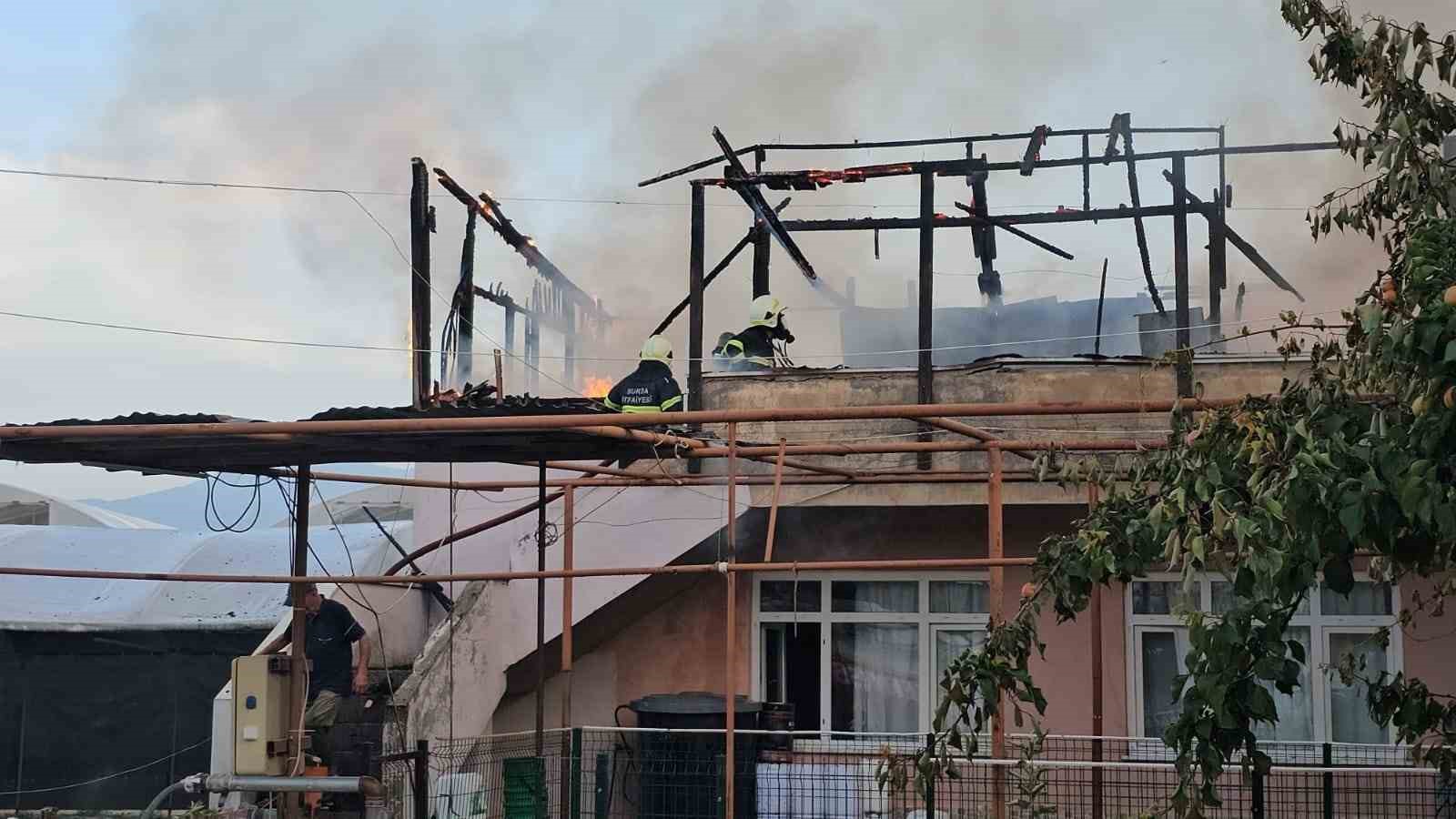 İşçilerin kaldığı ev yangında küle döndü
