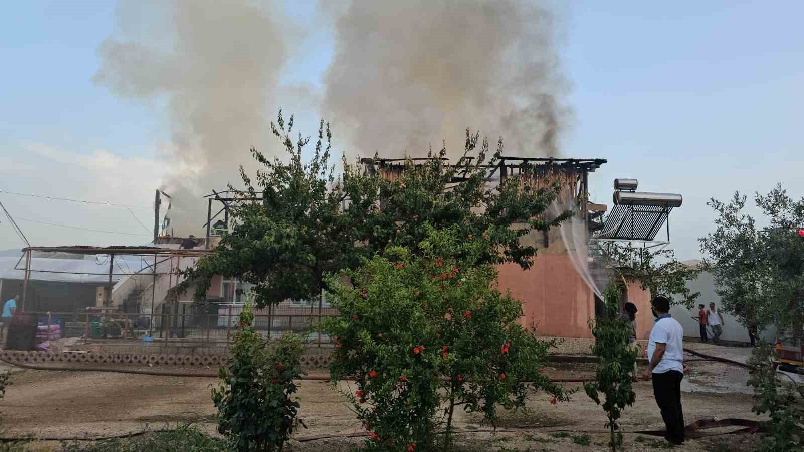 İşçilerin kaldığı ev yangında küle döndü
