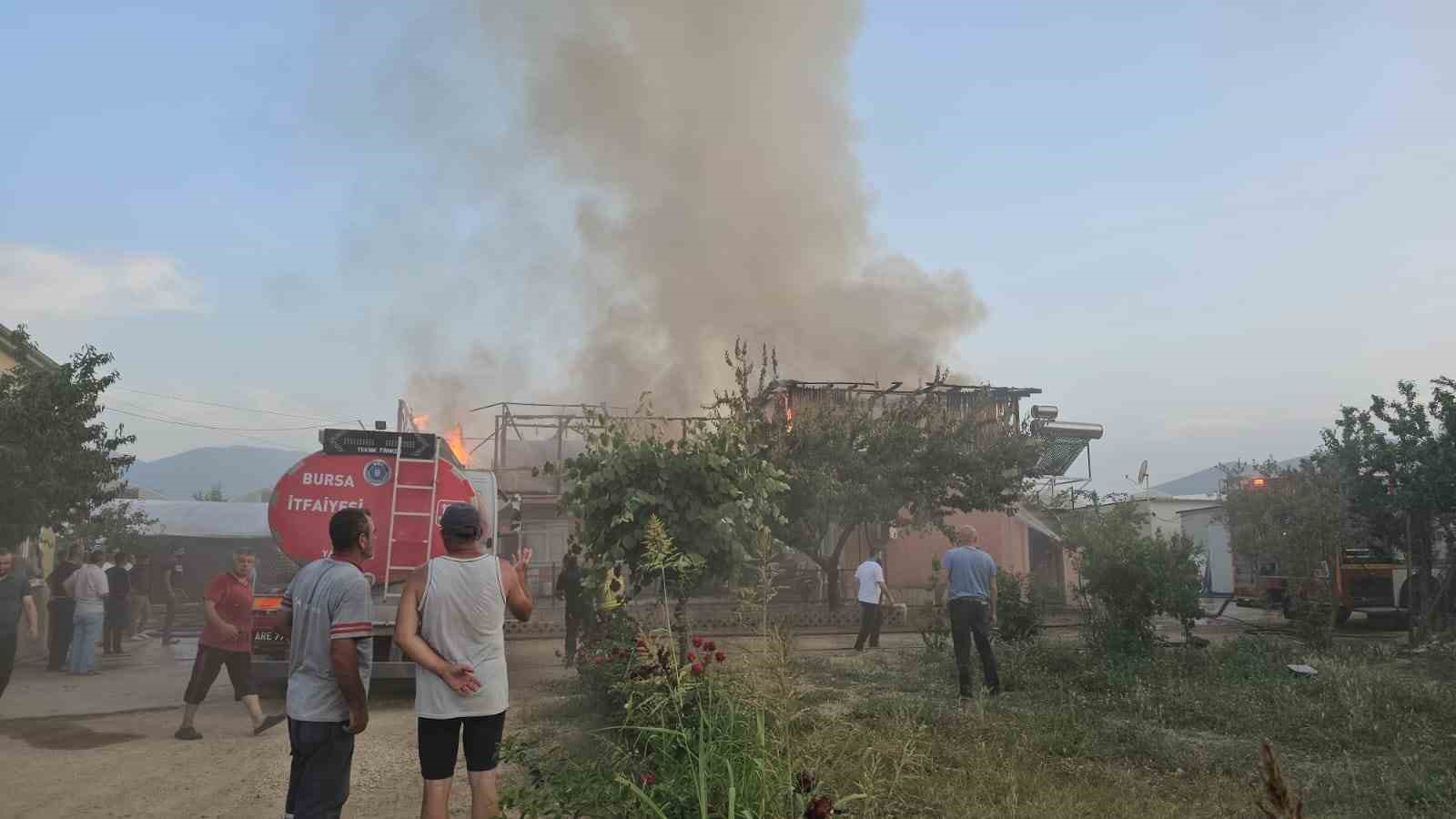 İşçilerin kaldığı ev yangında küle döndü
