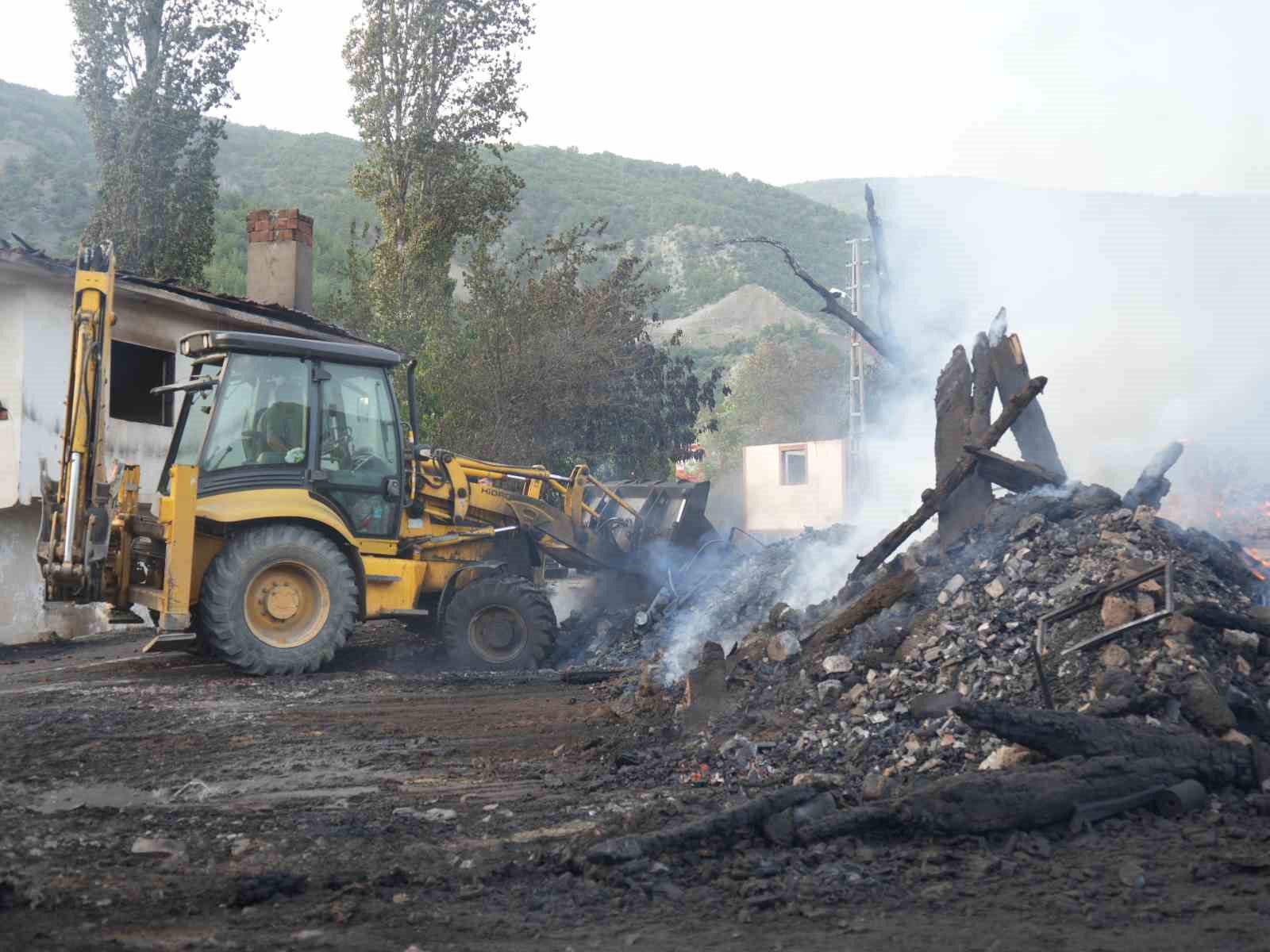 12 evin yandığı köyde vatandaşlara Kızılay ekibinden yemek ikramı
