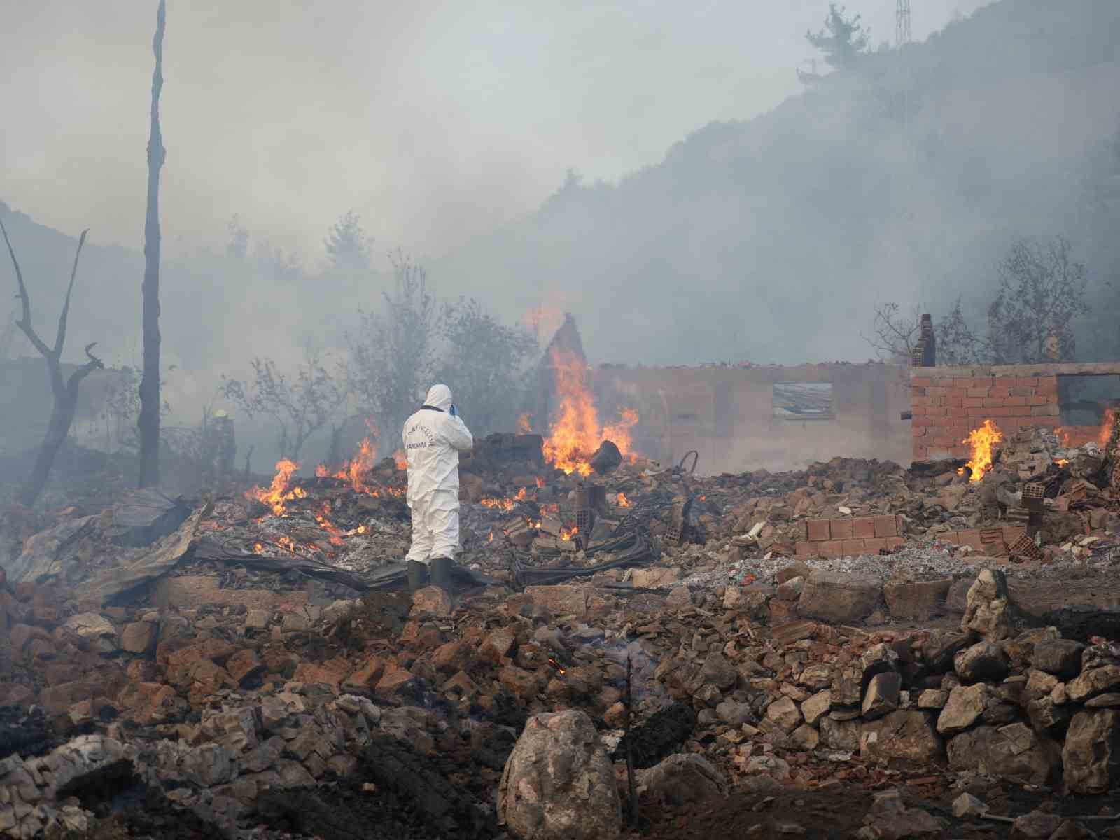 12 evin yandığı köyde vatandaşlara Kızılay ekibinden yemek ikramı
