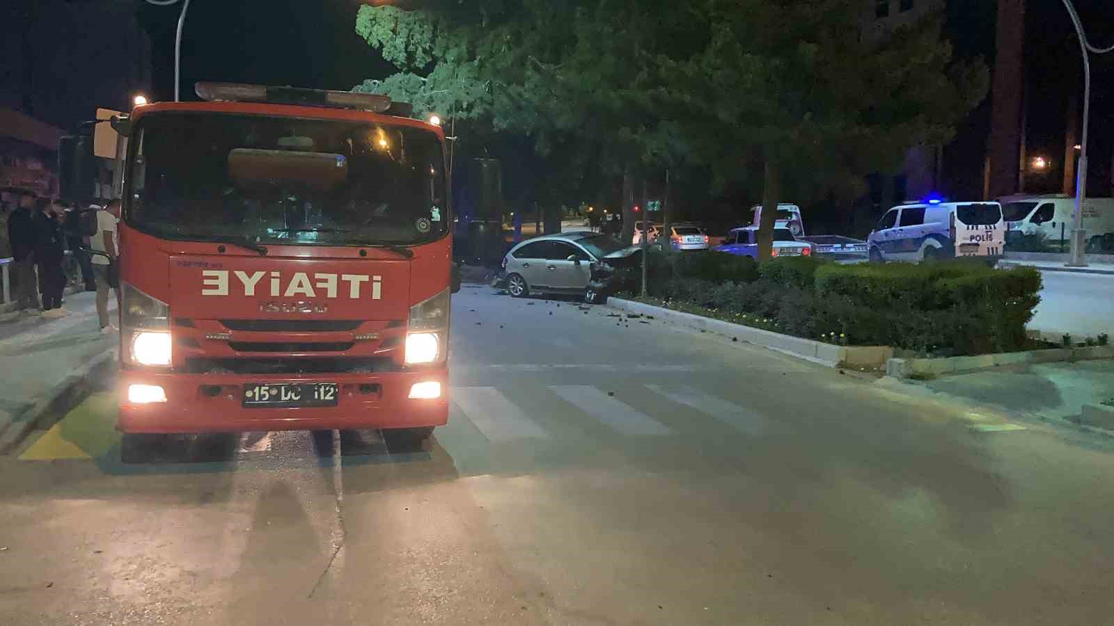 Otomobil park halindeki araçlara ve refüjdeki ağaca çarptı: 2 yaralı
