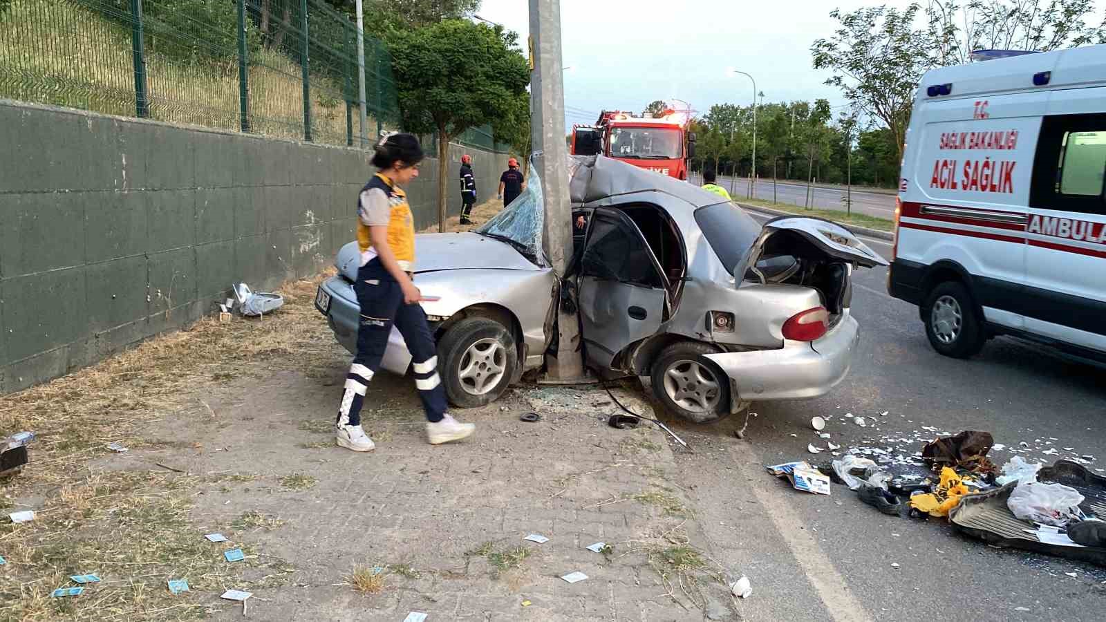 Aydınlatma direğine çarpan otomobil ortadan yamuldu: 1 ölü, 1 yaralı
