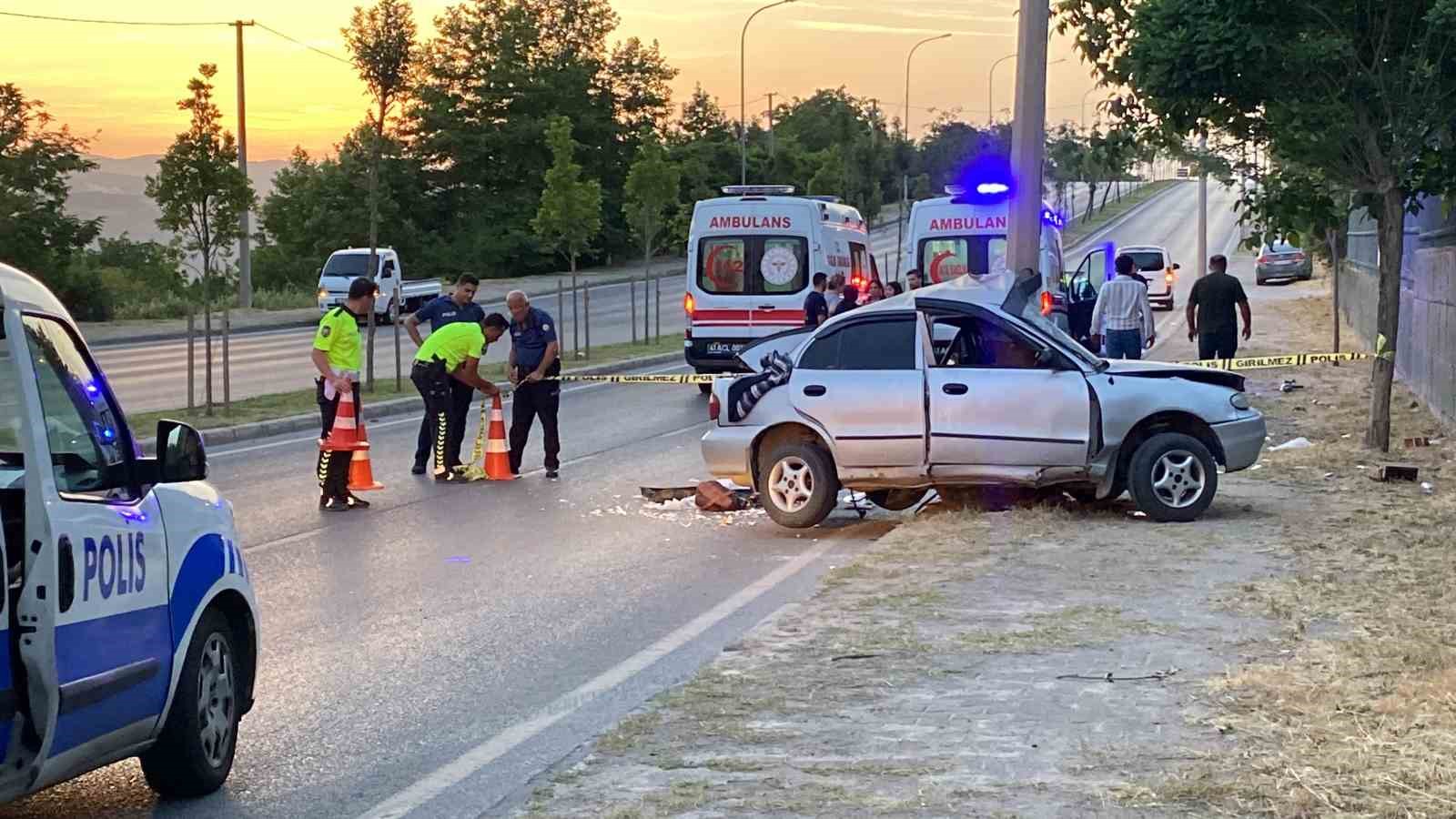 Aydınlatma direğine çarpan otomobil ortadan yamuldu: 1 ölü, 1 yaralı
