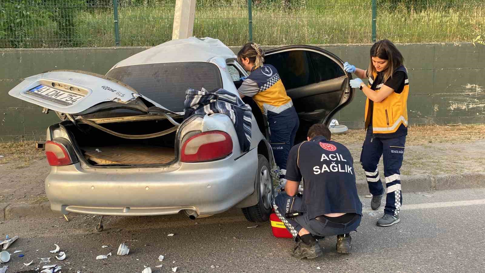 Aydınlatma direğine çarpan otomobil ortadan yamuldu: 1 ölü, 1 yaralı
