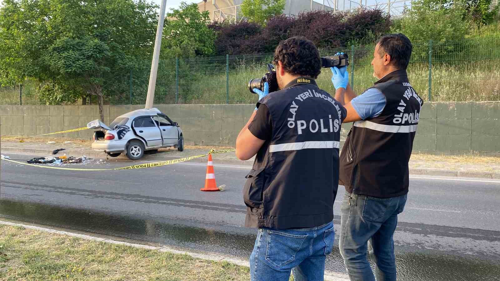 Aydınlatma direğine çarpan otomobil ortadan yamuldu: 1 ölü, 1 yaralı
