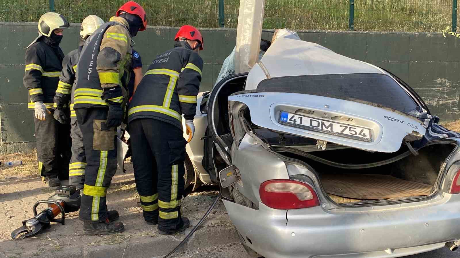 Aydınlatma direğine çarpan otomobil ortadan yamuldu: 1 ölü, 1 yaralı
